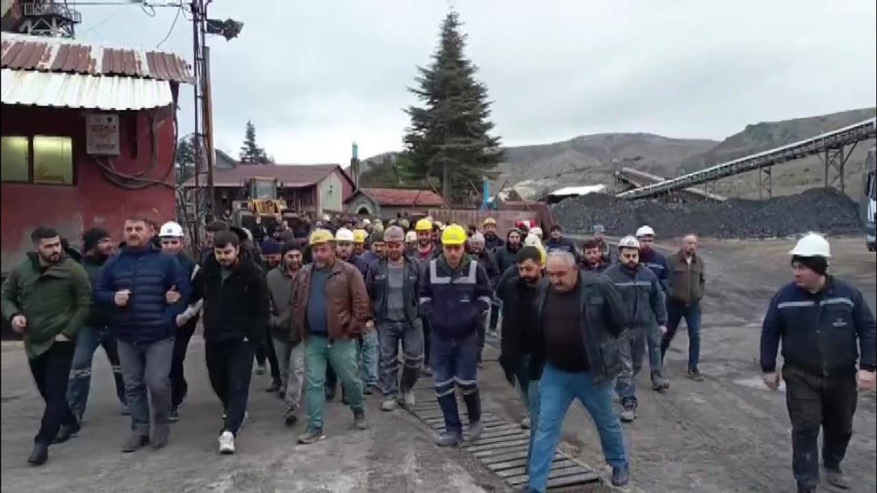 Maden işçileri maaşlarını alamadığı için iş durdurdu