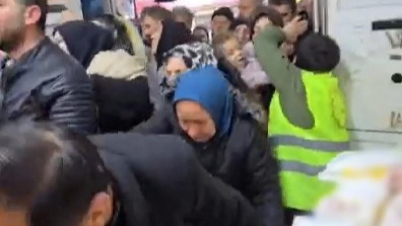 Mağaza açılışında indirim izdihamı