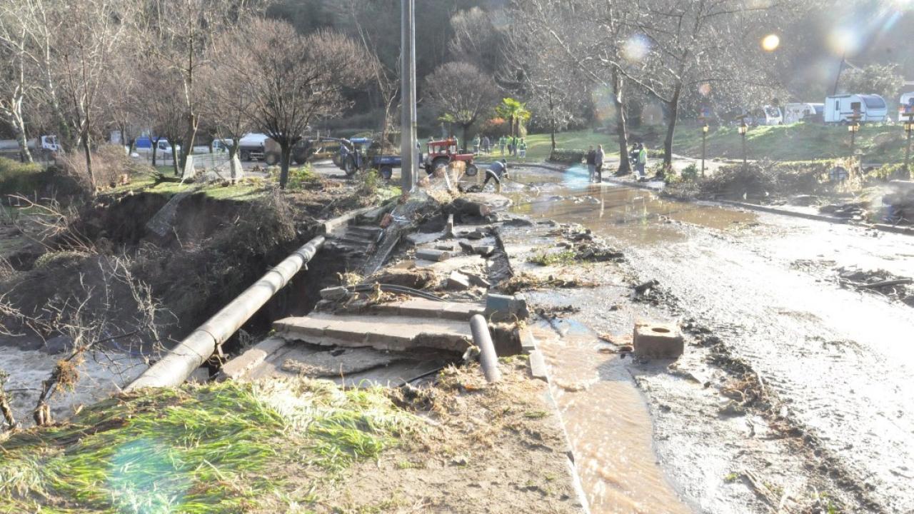 Manisa'da sel felaketi! Köprü yıkıldı, nehir taştı, yollar kapandı