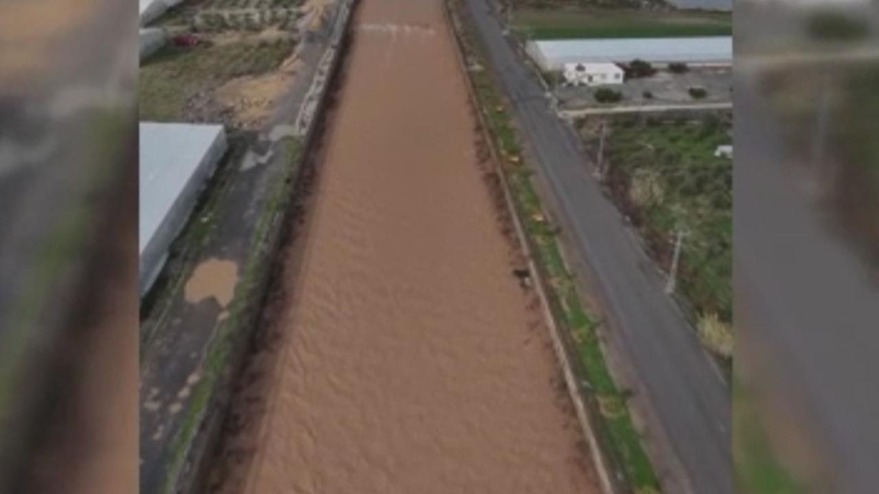 Mersin'de dereler taştı, iş yerleri sular altında kaldı