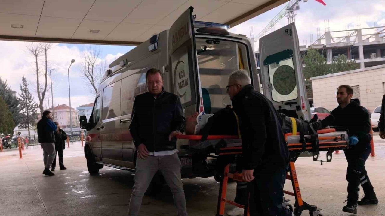 Motosikletler kafa kafaya çarpıştı 1’i ağır 2 yaralı