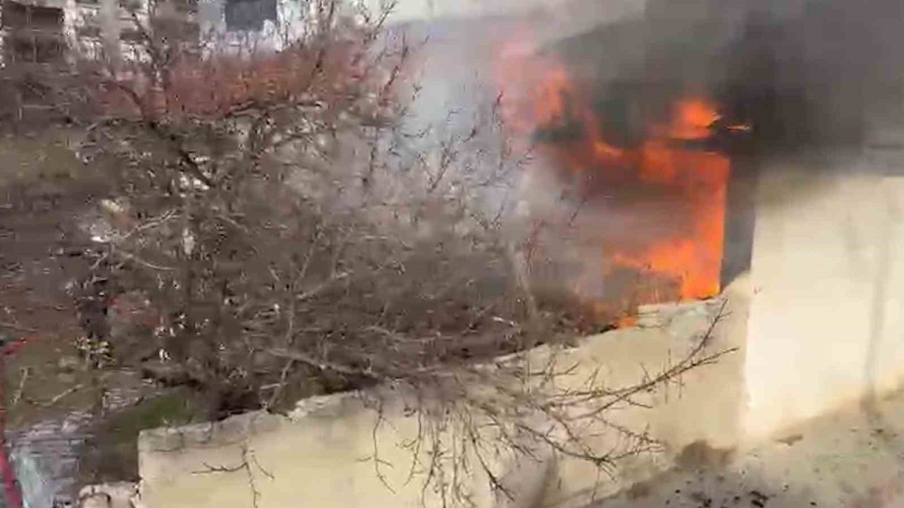 Müstakil ev alevlere teslim oldu: 1 ağır yaralı