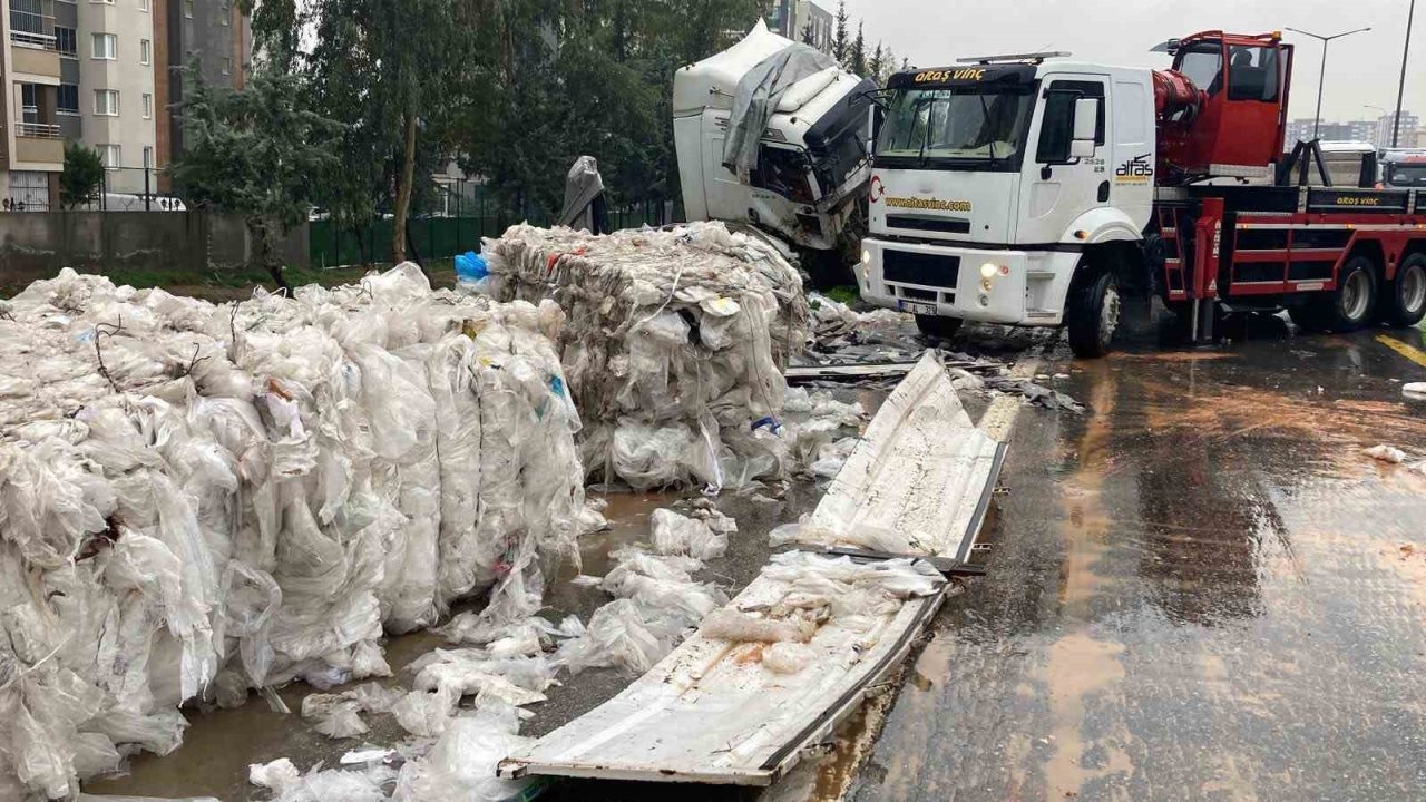 Naylon atık yüklü tır bariyerlere çarptı otoyol çöplüğe döndü