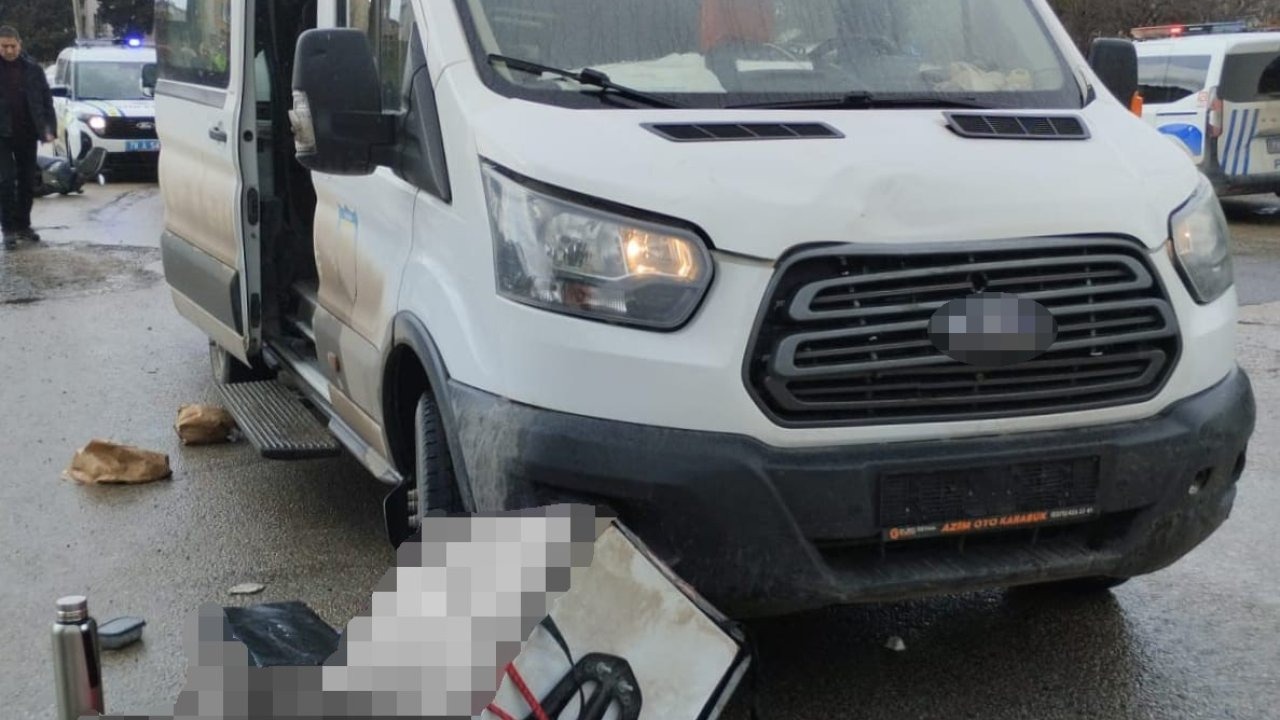 Öğrenci servisi ile çarpışan motokurye hastanede can verdi