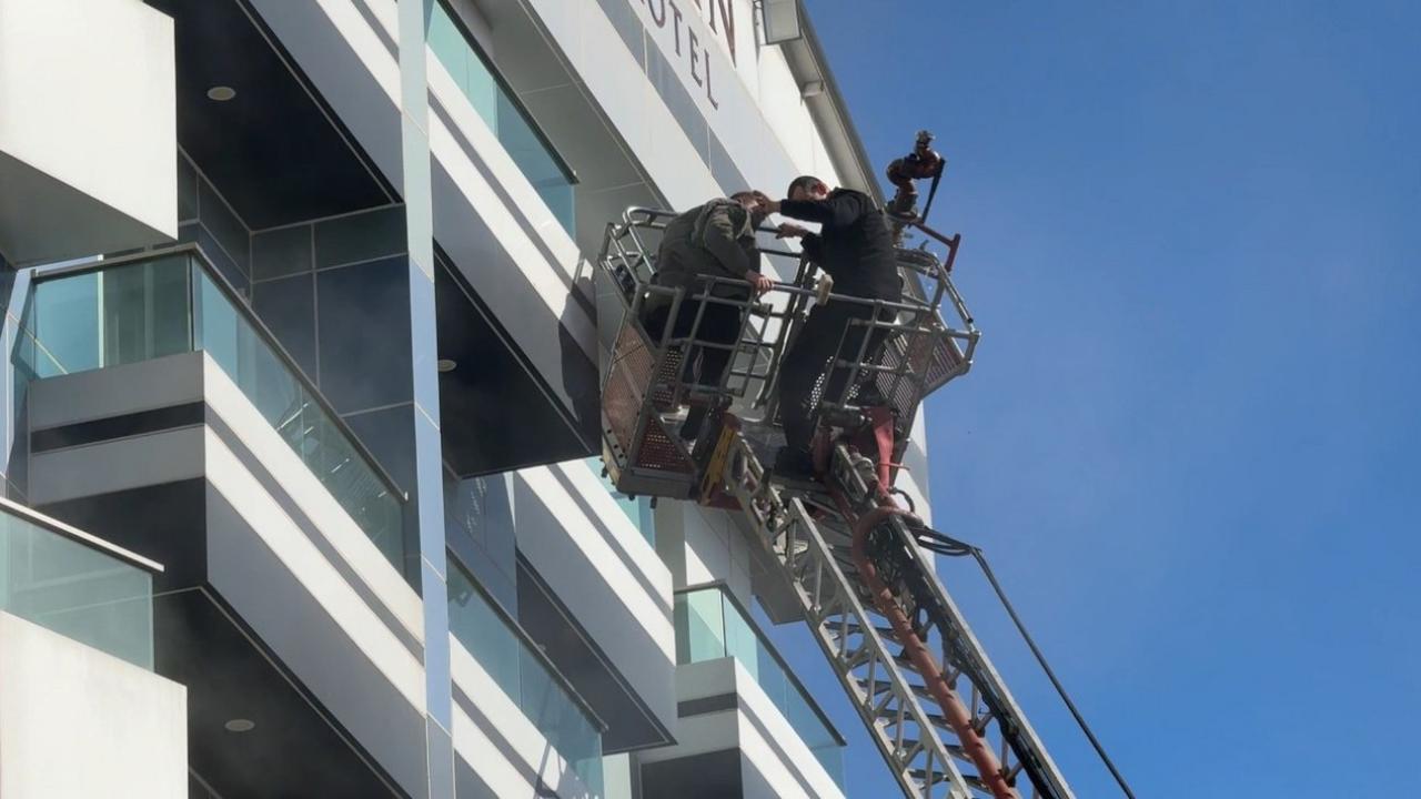 Otelde korkutan yangın! 8 kişi mahsur kaldı