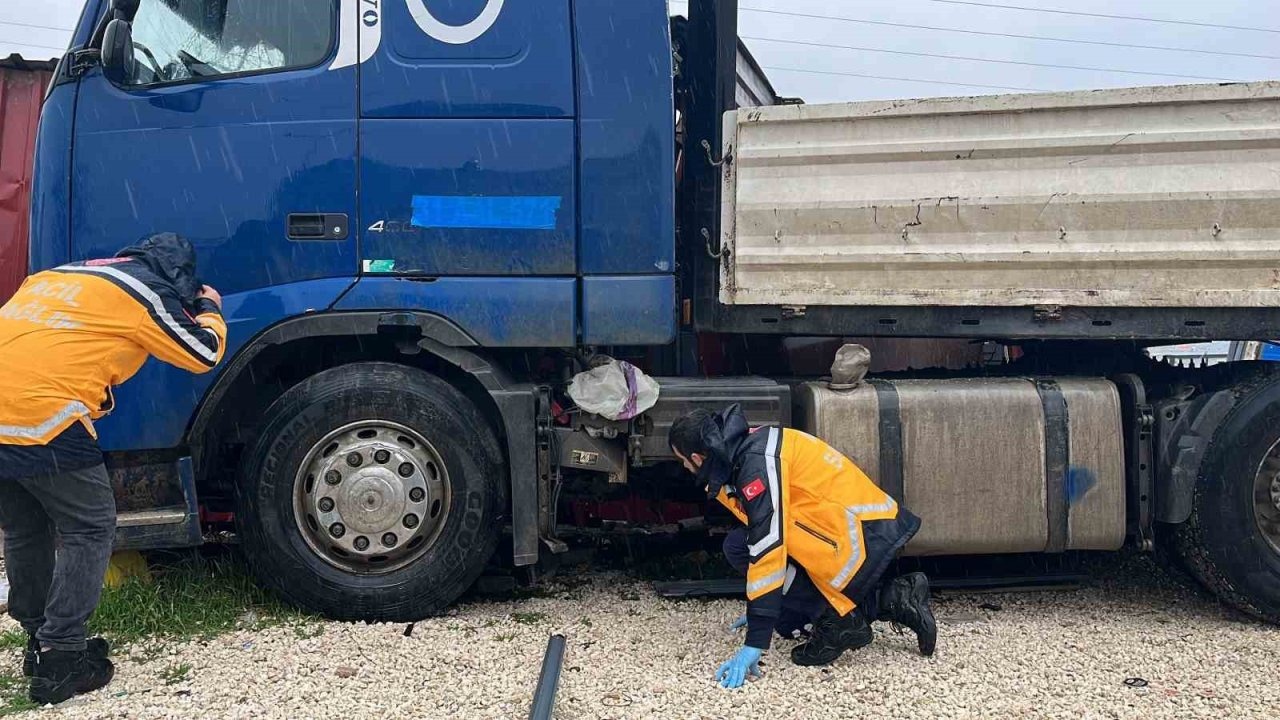 Otobüsle çarpışan tır, barakaya daldı