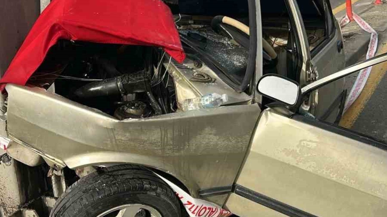 Otomobil bariyerlere çarptı: Sürücü araç içerisinde sıkıştı