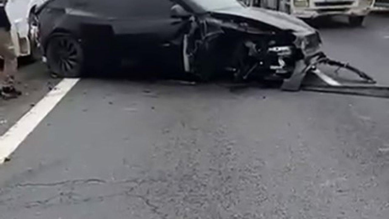 Otopilottaki Tesla karşı şeride daldı
