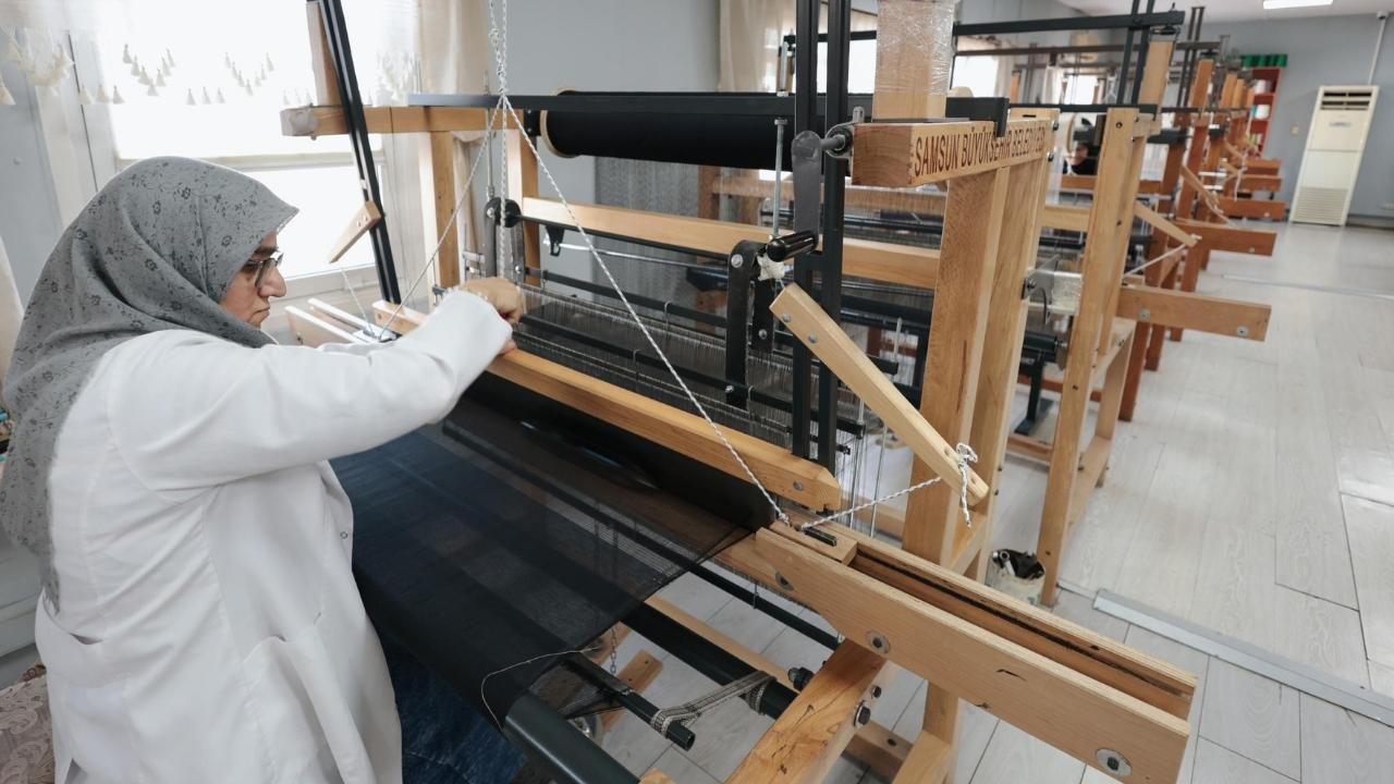 Samsun Büyükşehir Kenevir ve İpek Dokuma Atölyesi'nden kadın istihdamına katkı