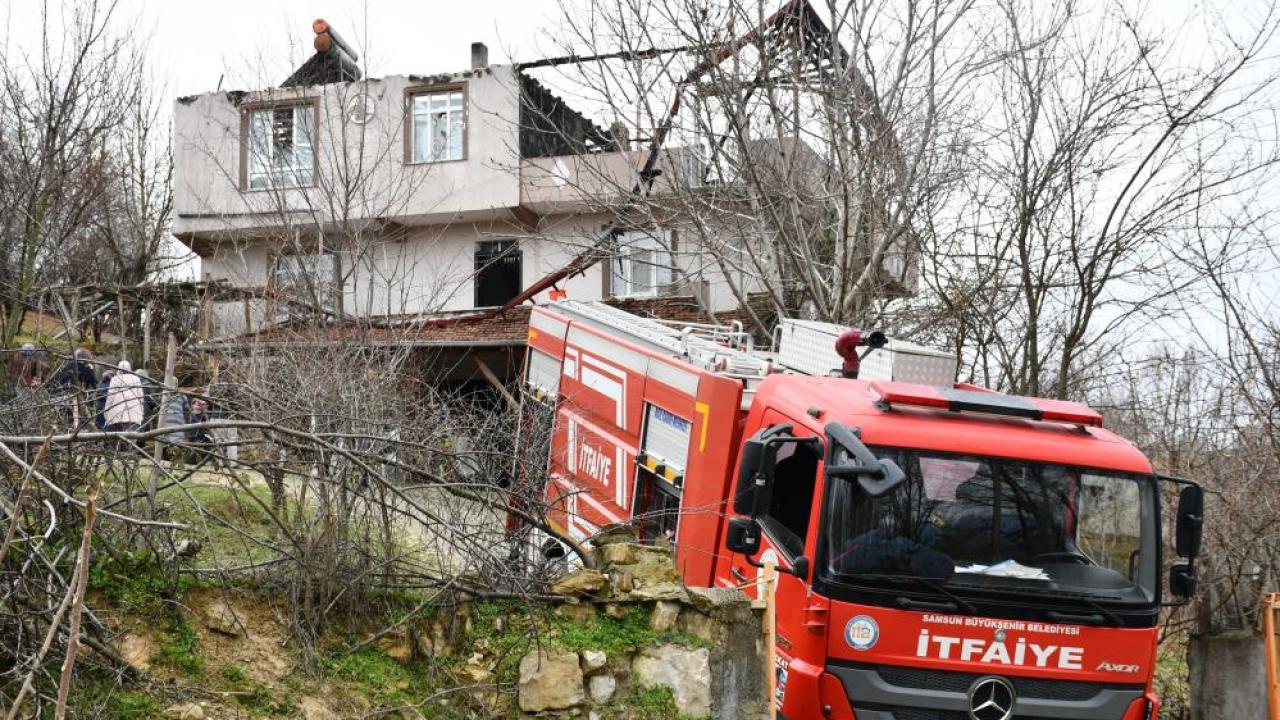 Samsun'da 2 katlı evde yangın çıktı!