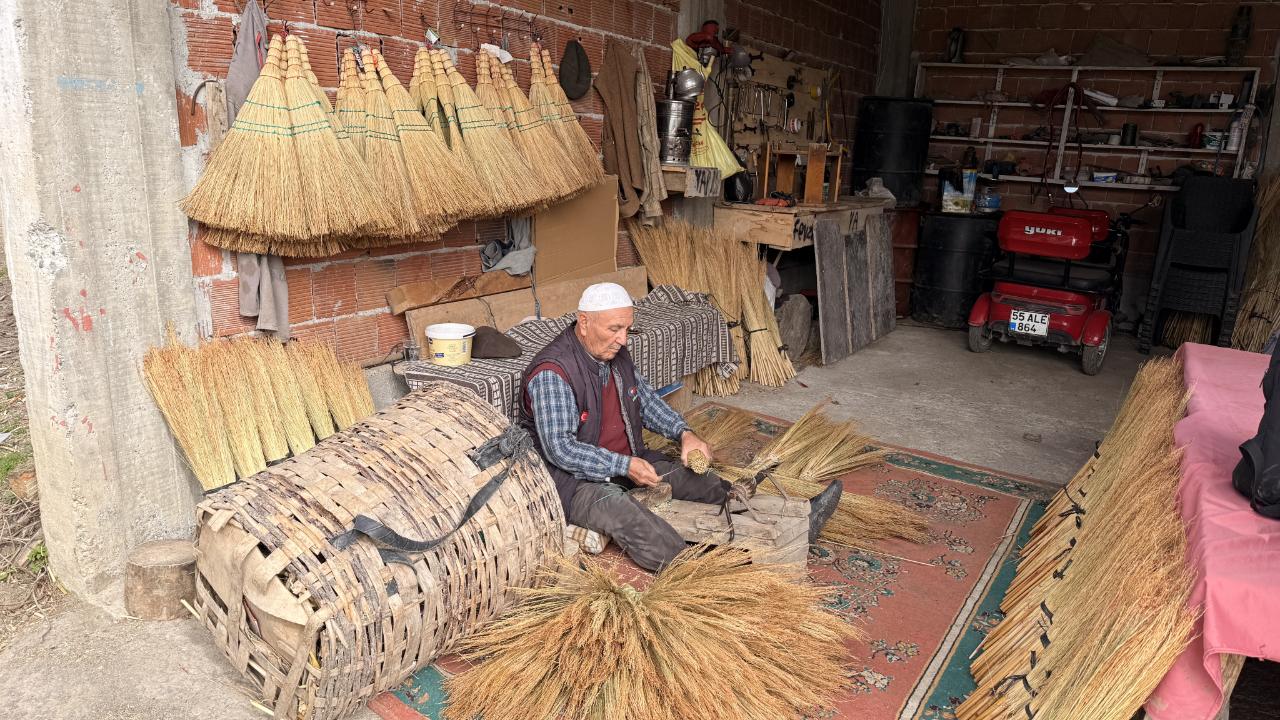 Samsun'da 80 yaşındaki adam 15 yıldır el yapımı süpürge üretiyor