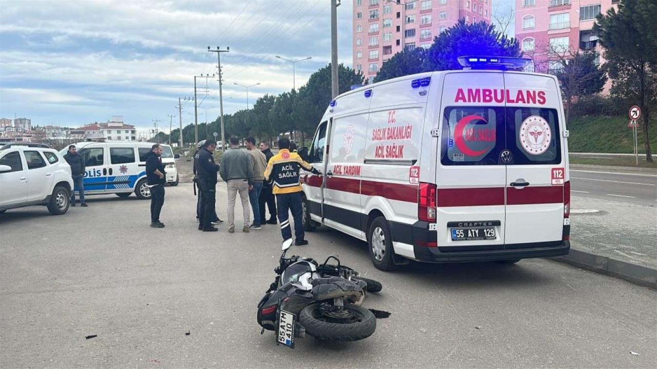 Samsun'da motosikletle otomobil çarpıştı! Yaralılar var