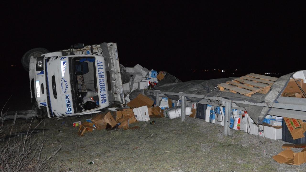 Samsun’da tır ile kamyon çarpıştı dökülen malzemeler yolu trafiğe kapattı