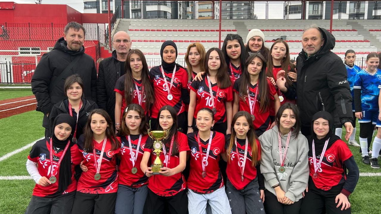 Samsun’da yıldız kızlar futbol il birinciliği tamamlandı