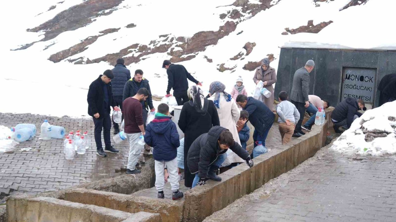 Şebeke suyunda bakteri tespit edildi, vatandaşlar çeşmelere akın etti
