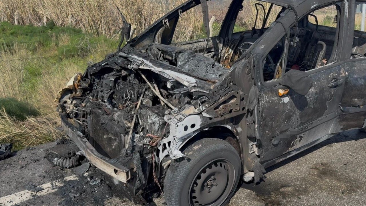 Seyir halindeki otomobil alev alev yandı sürücü son anda kurtuldu