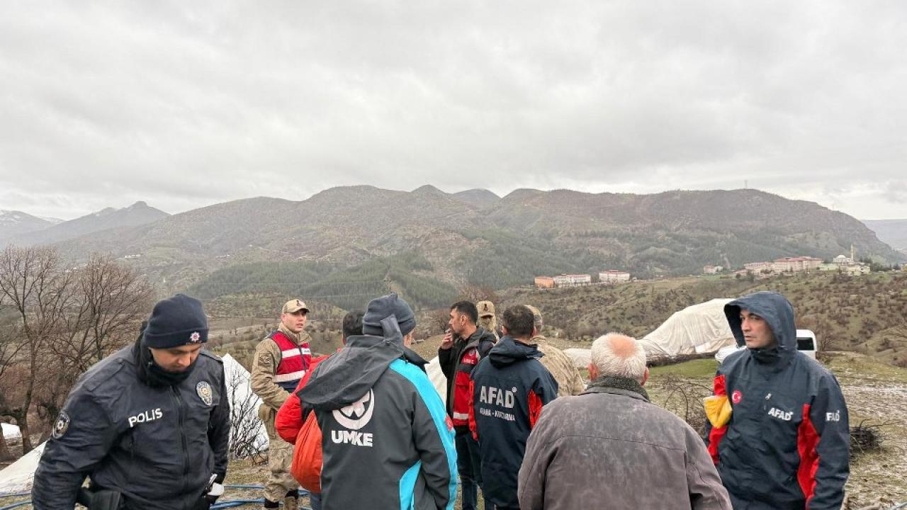 Şiddetli yağış ve fırtına 20 kişilik ailenin barınağını yıktı