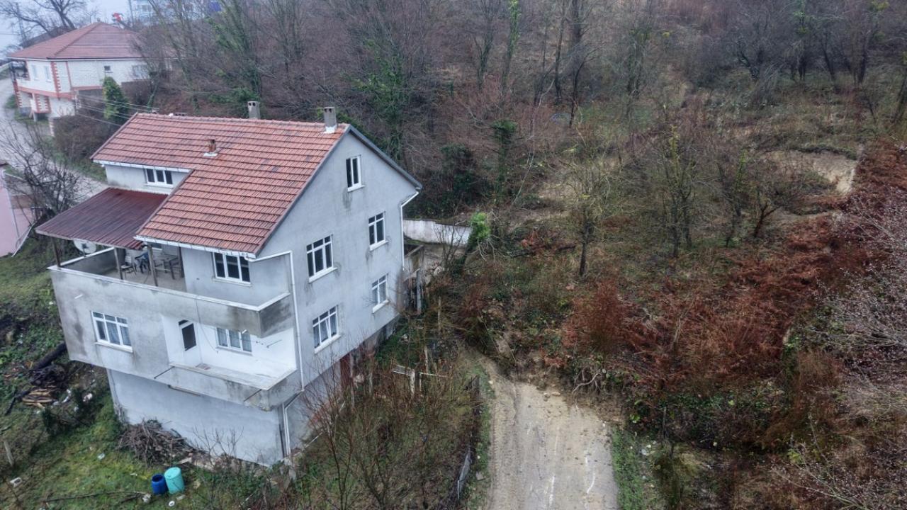 Sinop'ta heyelan! Köy yolu ulaşıma kapandı