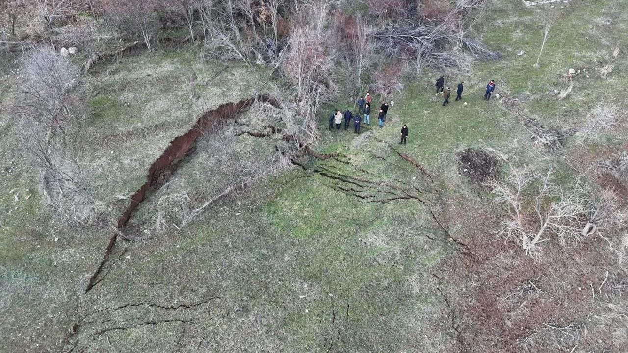 Sivas'ta korkutan heyelan! Ekipler alarma geçti