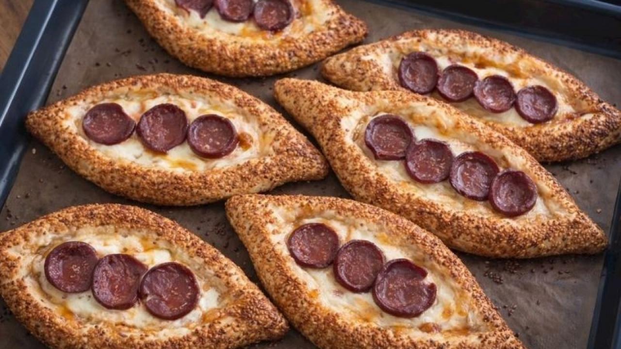 Susamlı ve peynirli simit pide tarifi