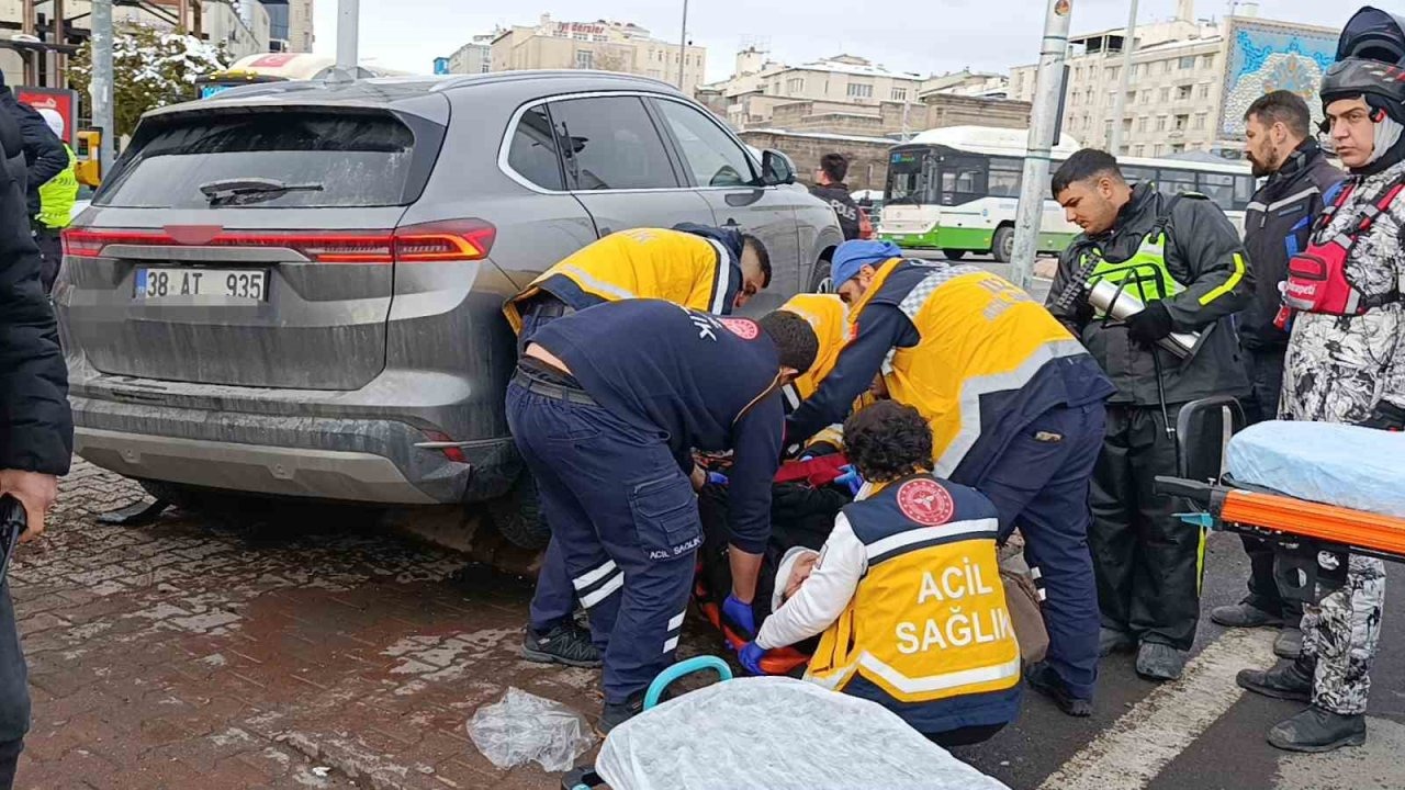 SUV araç yayaların arasına daldı: 5 yaralı