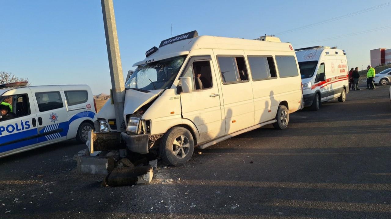 Tarım işçilerini taşıyan minibüs kaza yaptı! 15 yaralı