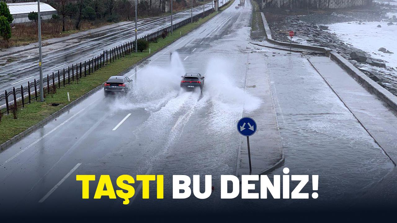 Taştı bu deniz! 10 metrelik dev dalgalar sahil yolunu kapattı