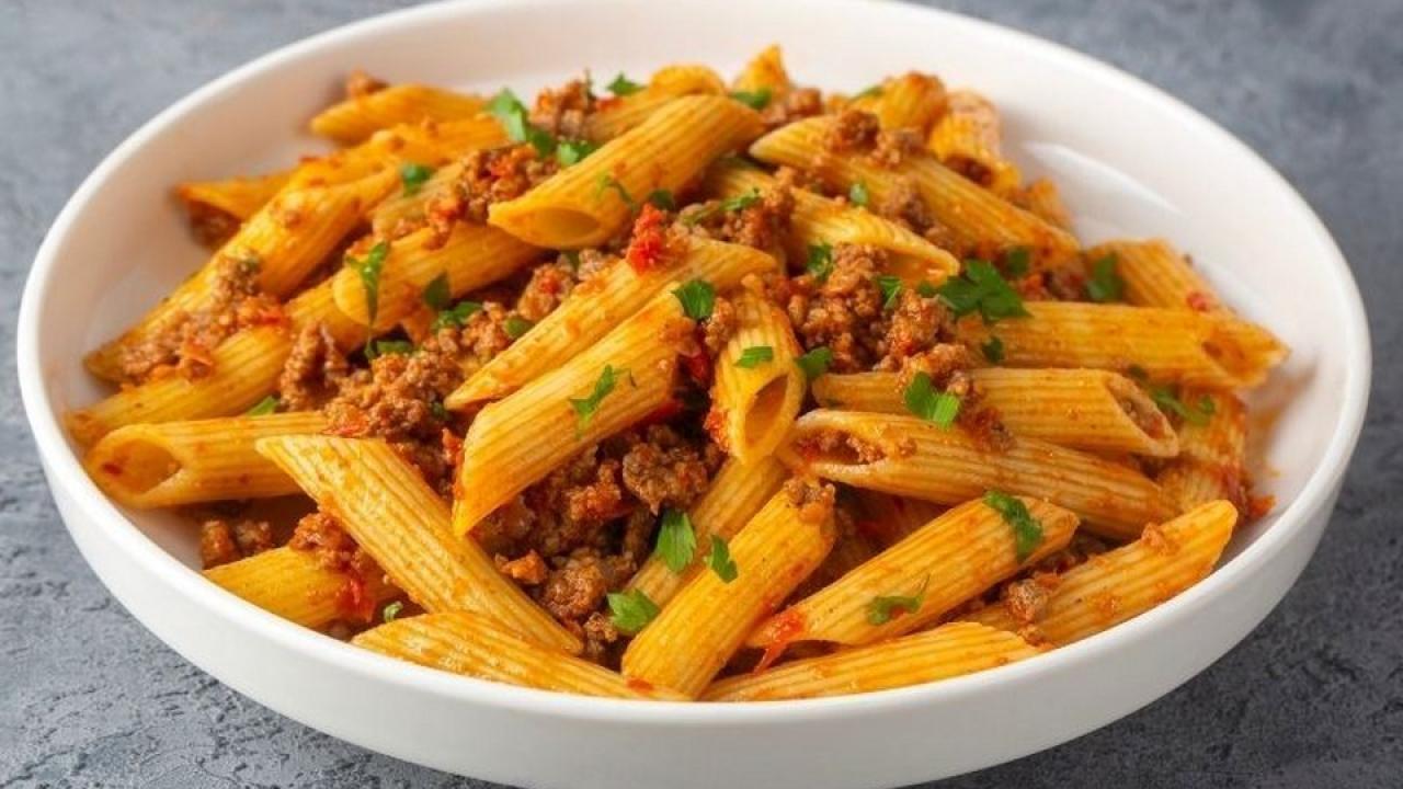 Tek tencerede demleme kıymalı makarna tarifi