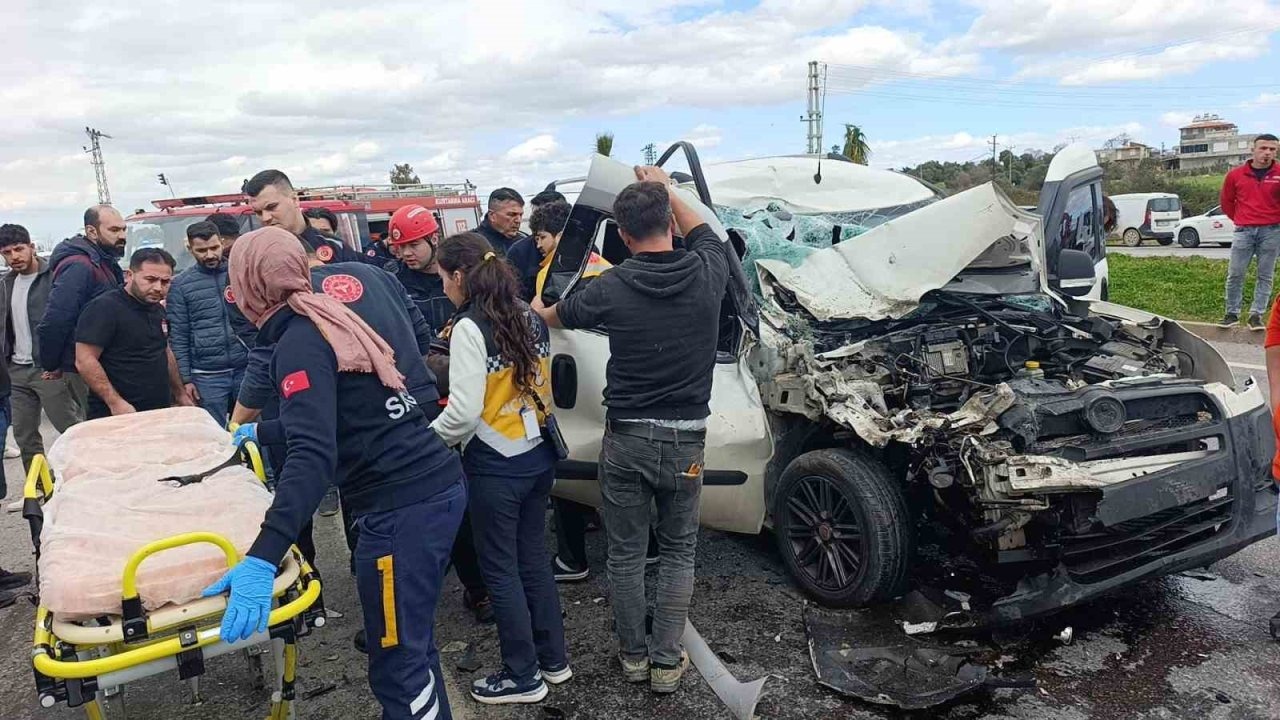 Ticari aracın çarptığı midibüs devrildi: 7 yaralı