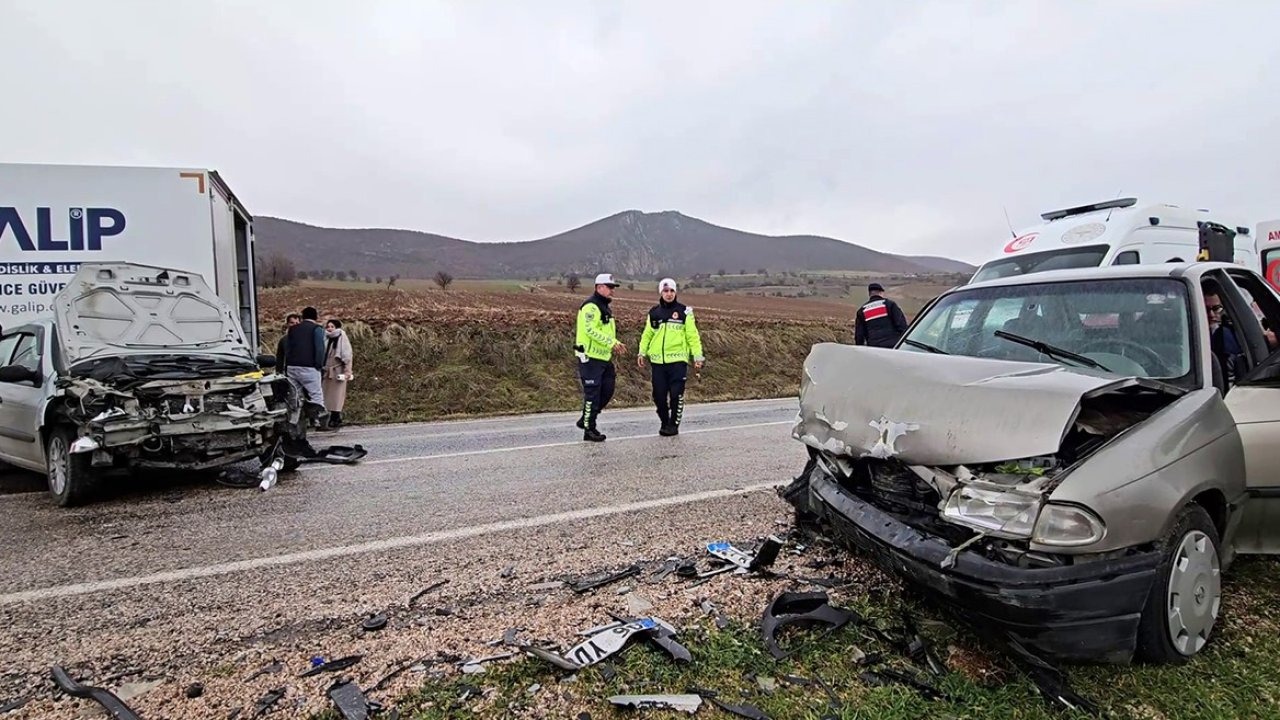 Tokat’ta kaza!  İki otomobil kafa kafaya çarpıştı: 1’i ağır 7 yaralı