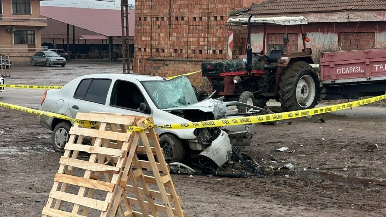 Traktör otomobille çarpıştı! 1 ölü, 2 yaralı