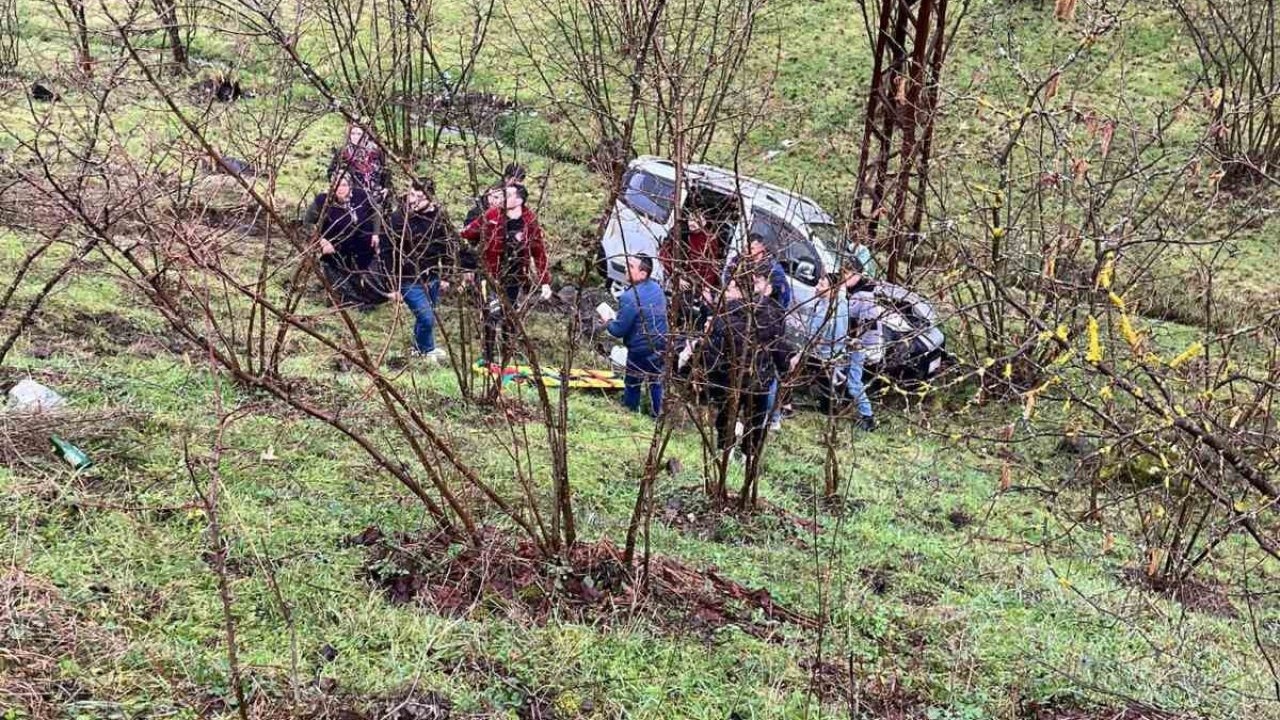 Üç araç birbirine girdi; 1’i şarampole yuvarlandı