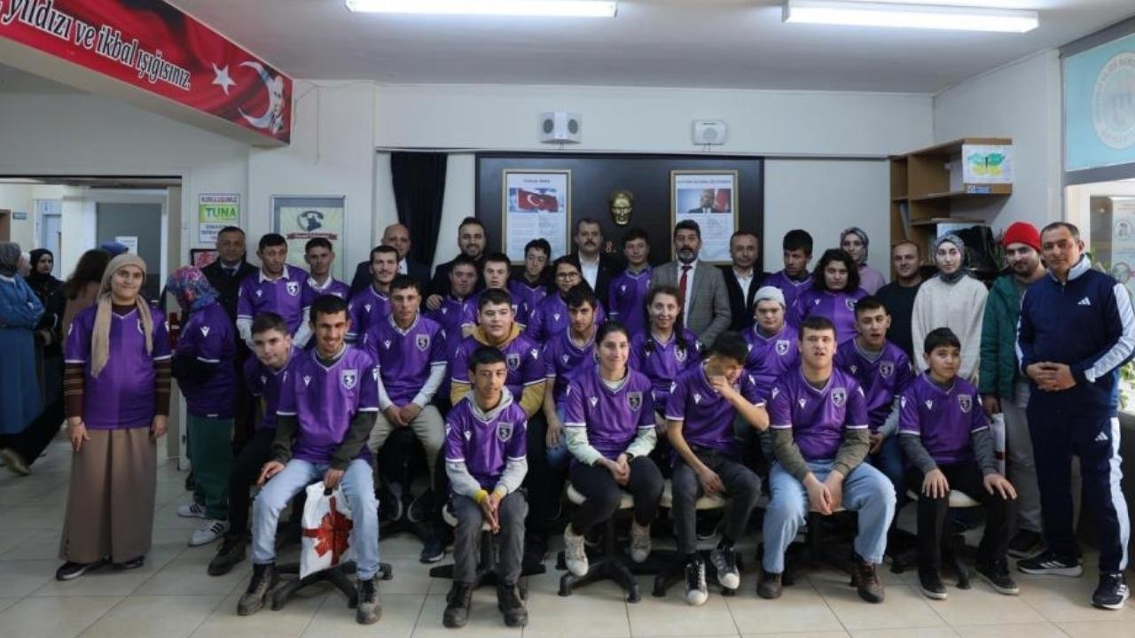 Vezirköprü'de özel öğrencilere Samsunspor forması sürprizi