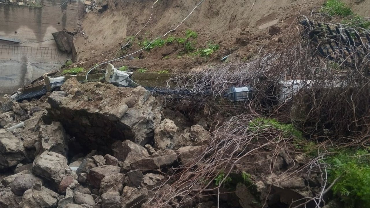 Yağmur okulun istinat duvarını yıktı