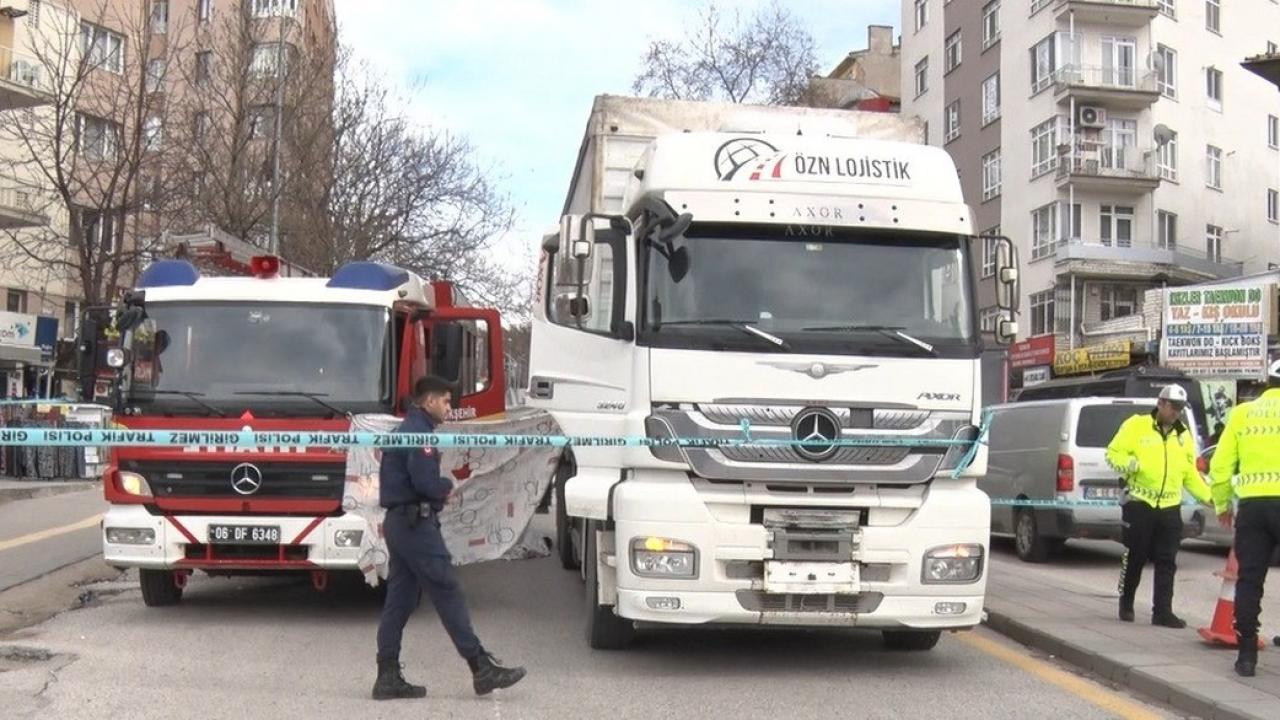 Yaşlı kadın tırın altında can verdi