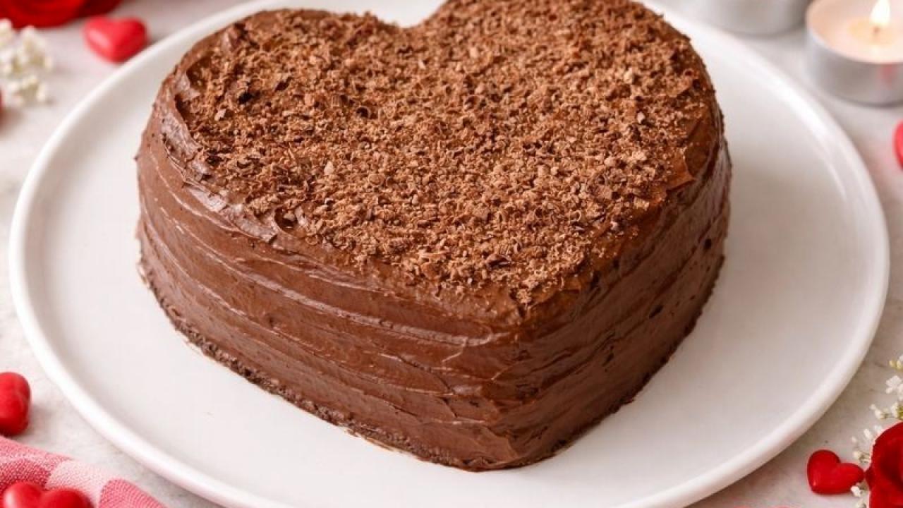 Yumuşacık pandispanyalı romantik pasta tarifi