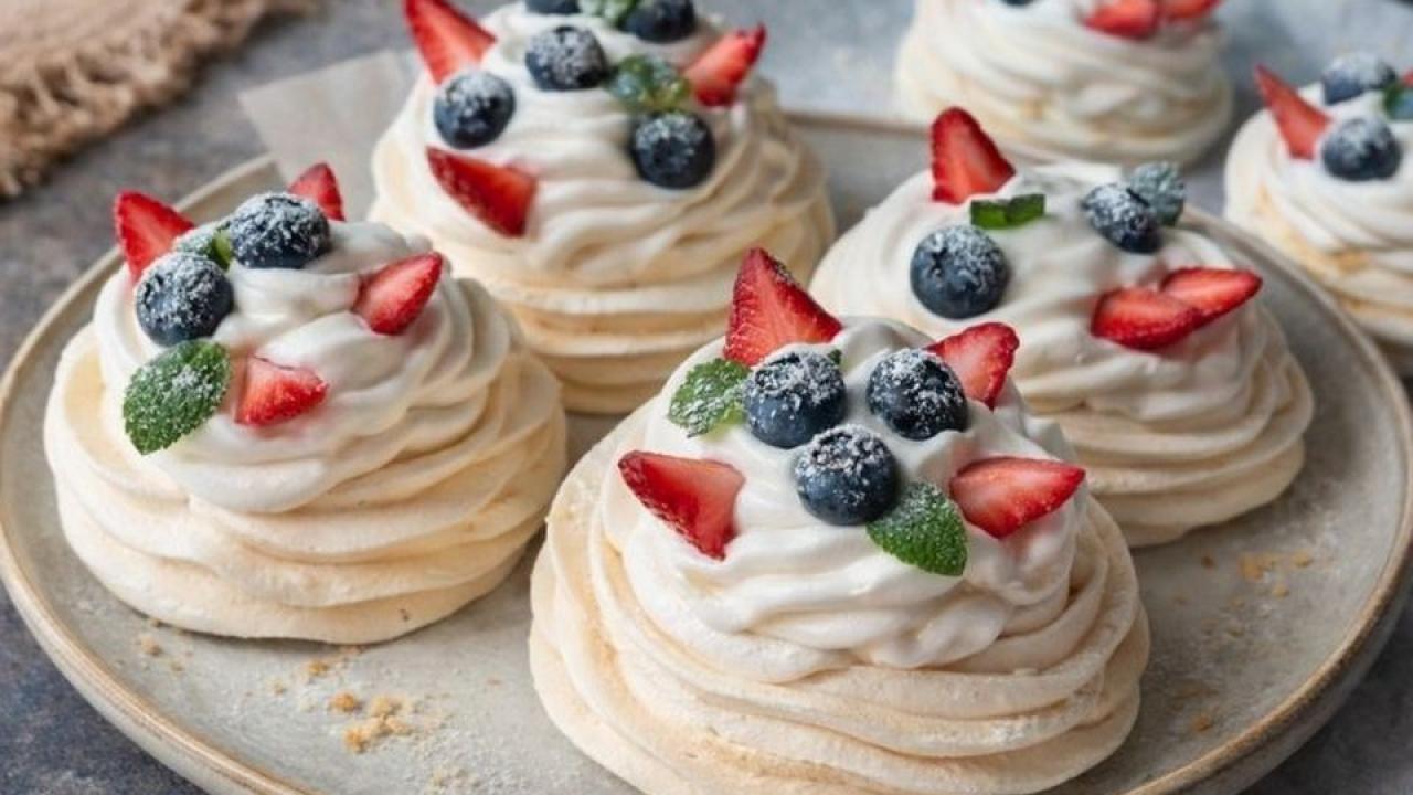 Zarif sunumuyla dikkat çeken mini pavlova tarifi