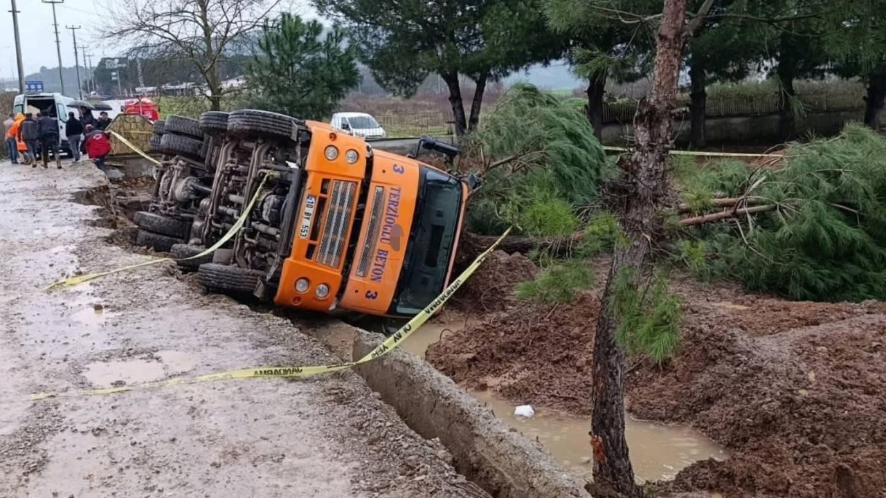 Zemin çökünce beton mikseri devrildi: 1 ölü, 1 yaralı