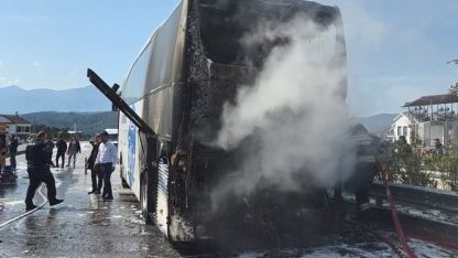 Yolcu otobüsü yandı, bagajdaki 3 tavuk telef oldu
