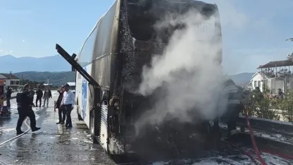 Yolcu otobüsü yandı, bagajdaki 3 tavuk telef oldu