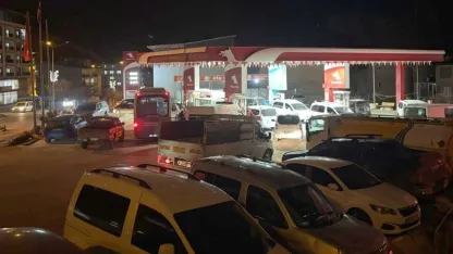 Akaryakıt kuyruğu: Zam beklentisi istasyonları doldurdu