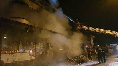 İş yerindeki yangın mahalleliyi sokağa döktü