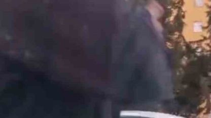 Yol verme kavgasında arbede! Aracın önünü kesip saldırdılar