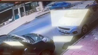 Kontrolden çıkan otomobil mağazaya daldı