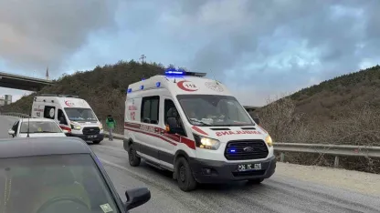 Araç ile hafriyat kamyonu çarpıştı: 1 ölü, 2 yaralı