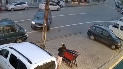 Trabzon’da otomobilin çarptığı genç kadın metrelerce savruldu