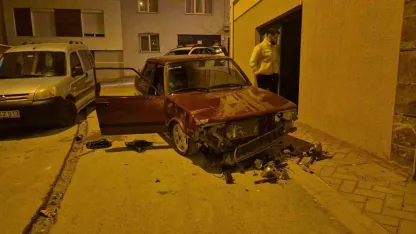 Sevgilisinden ayrılan genç sokak ortasında aracını parçaladı