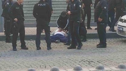 Kendisine istismarda bulunduğunu iddia ettiği kişiyi adliye önünde kalbinden bıçakladı