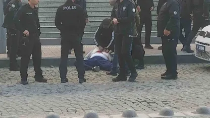 Kendisine istismarda bulunduğunu iddia ettiği kişiyi adliye önünde kalbinden bıçakladı