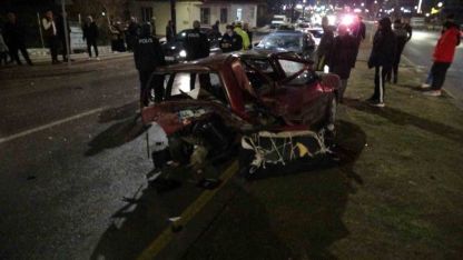 Otomobilin çarptığı TOFAŞ kağıt gibi ezildi